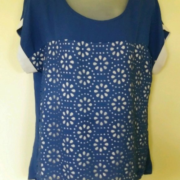 Womens Top Size M‎ Laser Cut Out Flower Blue White Short Sleeves Retro Style EUC - Picture 1 of 8